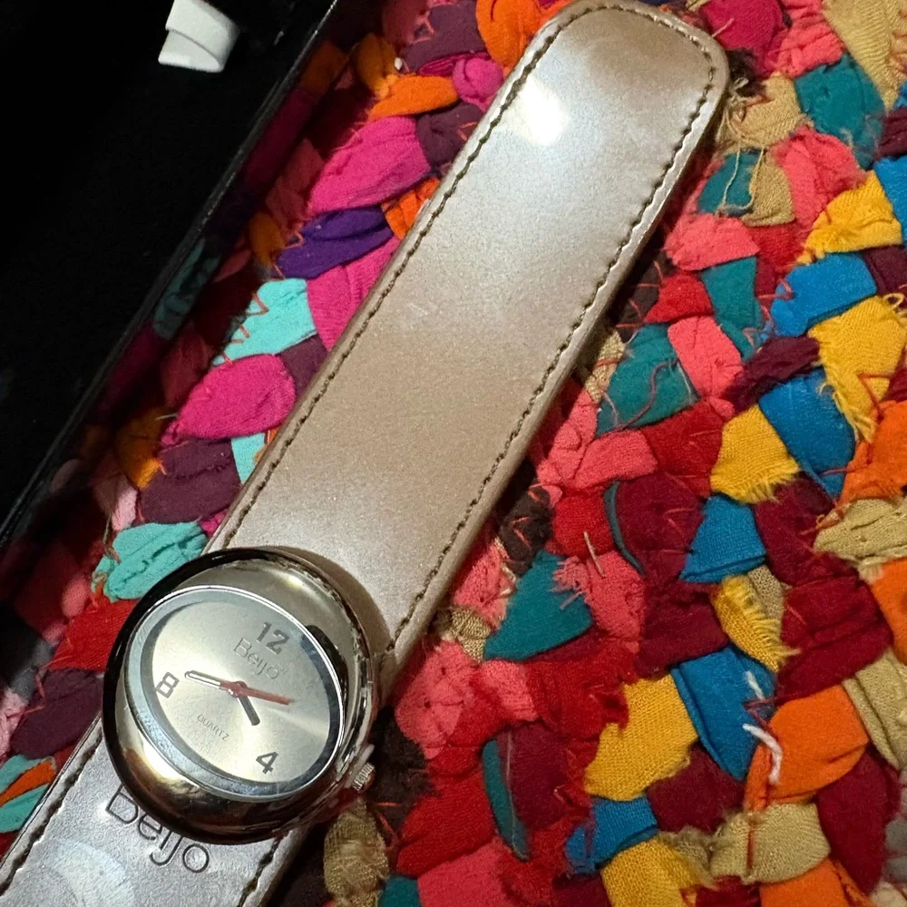 BEIJO BROWN SNAP-ON WATCH W/ BOX